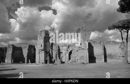 Le antiche rovine delle Terme di Caracalla nel centro di Roma con bellissimo cielo (bianco e nero) Foto Stock