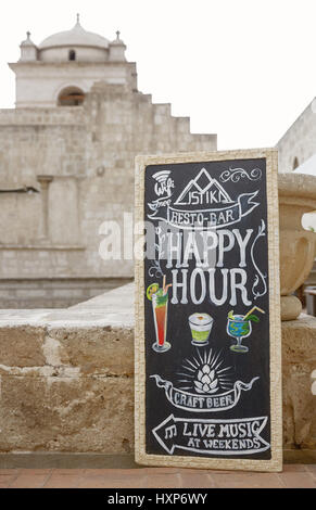 AREQUIPA, Perù - Gennaio 07, 2017: Happy hour board con il testo scritto in Chalk Arequipa, Perù. Foto Stock
