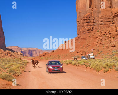 Il Monument Valley, Arizona, Stati Uniti d'America - 12 Maggio 2013: Vetture sullo sfondo Monument Valley. Foto Stock