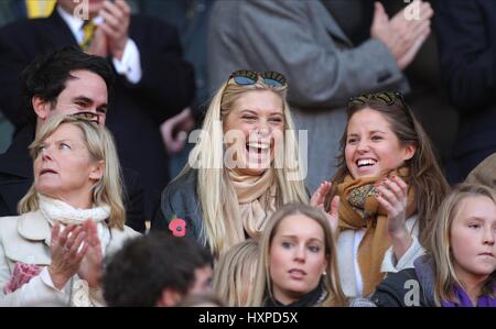 CHELSY DAVY con gli amici il principe Harry la fidanzata a Twickenham MIDDLESEX INGHILTERRA 07 Novembre 2009 Foto Stock