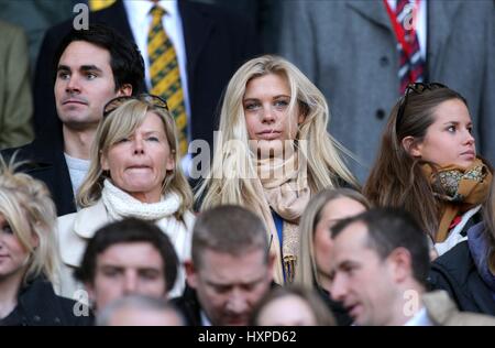 CHELSY DAVY con gli amici il principe Harry la fidanzata a Twickenham MIDDLESEX INGHILTERRA 07 Novembre 2009 Foto Stock