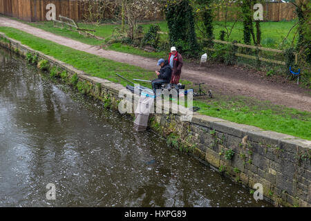 Pescatore sul lato del canale. Foto Stock