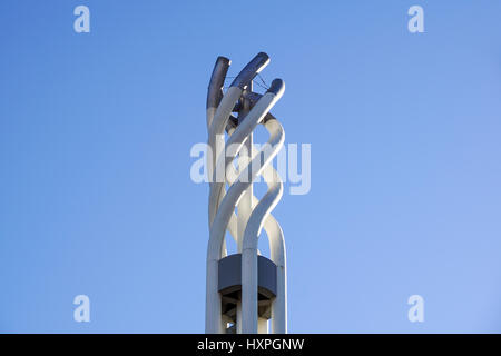 Dettaglio strutturale di ferro e di acciaio del tetto di curvatura di un fantastico edificio per uffici. Moderna e Contemporanea finzione architettonica con vetro a colonna in acciaio.abstract architettura frammento. Foto Stock