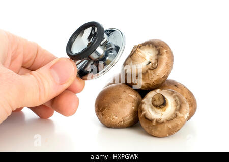 I funghi sono esaminati con Stethoskop, Pilze werden mit Stethoskop untersucht Foto Stock