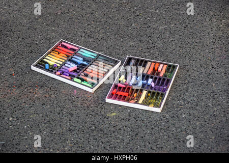 Colored chalks. Gesso colorato sul parco giochi con disegni su strada Foto Stock