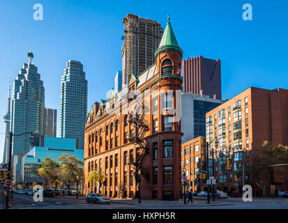 Gooderham o Flatiron Building nel centro cittadino di Toronto con la CN Tower sullo sfondo - Toronto, Ontario, Canada Foto Stock