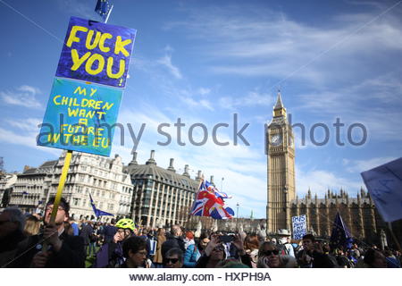 Un manifestante detiene un segno aloft durante l'Unite per l'Europa marzo a Westminster, Londra Foto Stock