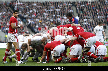 MIKE PHILLIPS A SCRUM METÀ DEL GALLES BAYONNE RU GALLES & BAYONNE RU TWICKENHAM MIDDLESEX INGHILTERRA 25 Febbraio 2012 Foto Stock