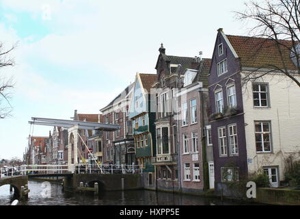 Kuipersbrug, un ponte levatoio nel centro di Alkmaar, Paesi Bassi, attraversando Luttik Oudorp canal. Accanto ad essa del XVI secolo in legno verde "Huis met de Kogel' Foto Stock