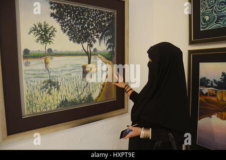 Lahore, Pakistan. 30 Mar, 2017. Visitatori pakistana sta visualizzando i dipinti di Amjad Naeem durante la mostra personale del suo lavoro presso Hamail gallerie d'arte. Credito: Rana Sajid Hussain/Pacific Press/Alamy Live News Foto Stock