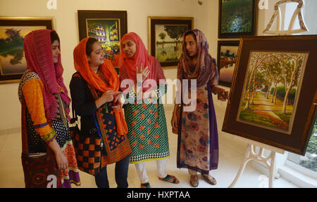 Lahore, Pakistan. 30 Mar, 2017. Visitatori pakistana sta visualizzando i dipinti di Amjad Naeem durante la mostra personale del suo lavoro presso Hamail gallerie d'arte. Credito: Rana Sajid Hussain/Pacific Press/Alamy Live News Foto Stock