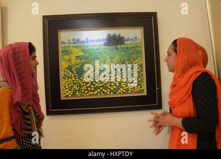 Lahore, Pakistan. 30 Mar, 2017. Visitatori pakistana sta visualizzando i dipinti di Amjad Naeem durante la mostra personale del suo lavoro presso Hamail gallerie d'arte. Credito: Rana Sajid Hussain/Pacific Press/Alamy Live News Foto Stock