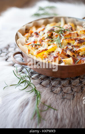 Casseruola con carne di renna e patate Foto Stock