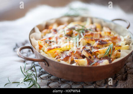 Casseruola con carne di renna e patate Foto Stock