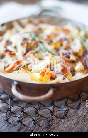 Casseruola con carne di renna e patate Foto Stock