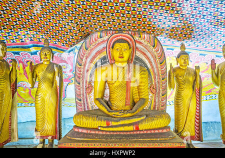 DAMBULLA, SRI LANKA - 27 novembre 2016: la statua di Buddha seduto in Maha Alut Viharaya (nuovo grande tempio) di Dambulla Grotta monastero, a novembre Foto Stock