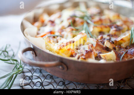 Casseruola con carne di renna e patate Foto Stock