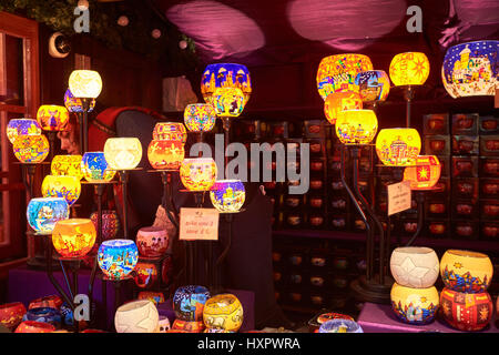 Una bancarella vendendo candelieri e lanterne su un mercato di Natale nel quadrato di Leicester, Londra Foto Stock