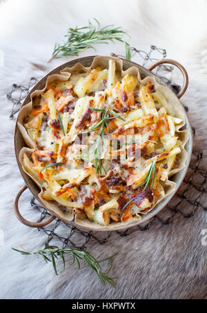 Casseruola con carne di renna e patate Foto Stock