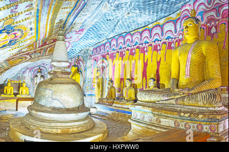 DAMBULLA, SRI LANKA - 27 novembre 2016: il piccolo stupa accanto alla statua del Buddha in Paccima Viharaya (occidentale) del Tempio di Dambulla Grotta monastero, il Nov Foto Stock