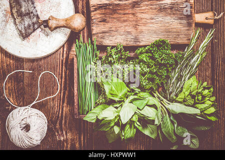 Le erbe fresche preparate per essiccamento in cucina Foto Stock