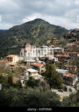 Pittoresco villaggio Moutoulas ai piedi dei monti Troodos, repubblica su Cipro. Foto Stock