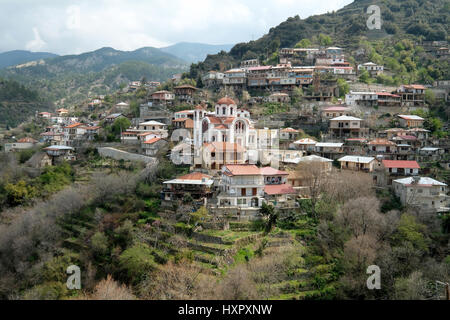 Pittoresco villaggio Moutoulas ai piedi dei monti Troodos, repubblica su Cipro. Foto Stock