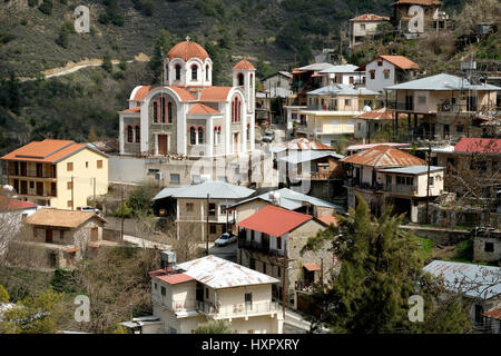 Pittoresco villaggio Moutoulas ai piedi dei monti Troodos, repubblica su Cipro. Foto Stock