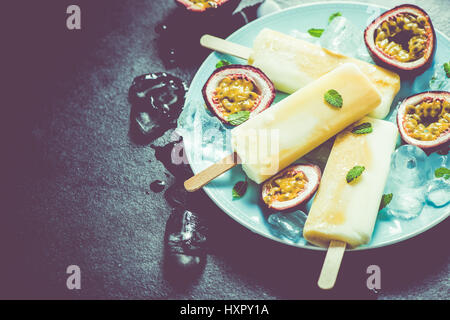 Sana e rinfrescante, passione artigianale di frutta e yogurt ghiaccioli Foto Stock