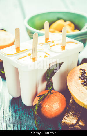 Trattamento rinfrescante, frutti esotici per lecca-lecca, ghiaccioli con ingredienti Foto Stock