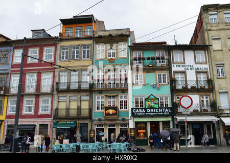Colorate case tipiche lungo la Rua Campo dos Mártires da Pátria a Porto nel 2017, Portogallo Foto Stock