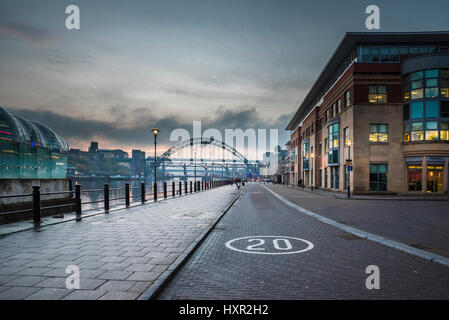 Guardando verso ovest al tramonto lungo le banchine del Fiume Tyne verso Tyne Bridge, Newcastle upon Tyne, Tyne and Wear, Inghilterra Foto Stock
