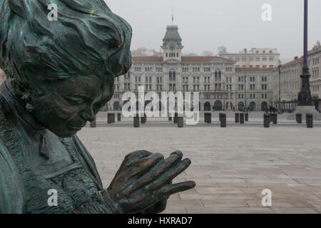 Dettaglio della scultura in bronzo di 'Le Sartine', chiamato anche "ragazze di Trieste', di fronte al municipio in Piazza Unità d'Italia. Trieste, Italia. Foto Stock