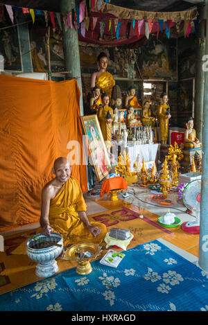 La popolazione locale e il frate in Wat Phnom Sampeau tempio vicino Battambang, Cambogia, in Asia. Foto Stock