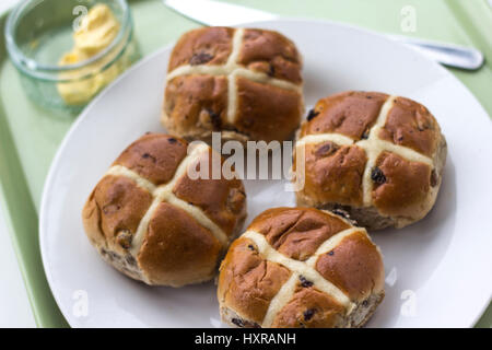 Nel XII secolo un monaco anglicana cotto i panini e contrassegnati con una croce in onore del Venerdì Santo che è diventato un simbolo del fine settimana di Pasqua. Foto Stock