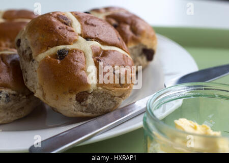 Nel XII secolo un monaco anglicana cotto i panini e contrassegnati con una croce in onore del Venerdì Santo che è diventato un simbolo del fine settimana di Pasqua. Foto Stock