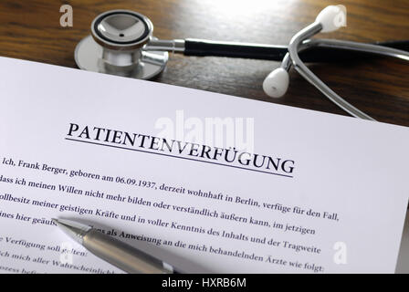 Paziente, possesso Patientenverfügung Foto Stock