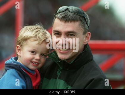 JONATHAN EDWARDS CON IL FIGLIO SAM BUPA GIOCHI GATESHEAD. 02 Luglio 1996 Foto Stock