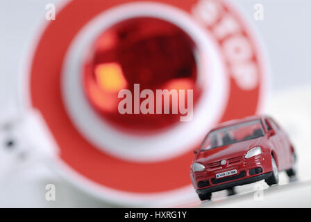 Auto in miniatura e polizia cazzuola, controllo di polizia, pena, Miniaturauto und Polizeikelle, Polizeikontrolle, Bußgeld Foto Stock