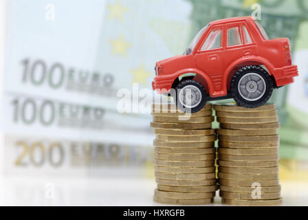 Auto in miniatura sulle monete metalliche, autovetture di pedaggio Miniaturauto auf Geldmünzen, PKW-Maut Foto Stock
