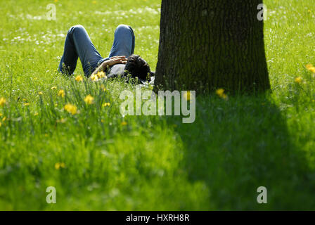 Amburgo, centro città, molla, primavera, molla stanchezza, di riposo e di relax, take it easy, giacciono i giovani e giovane uomo, erba, vi risiede, molla meteo, Foto Stock