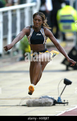 ASHIA HANSEN salto triplo Don Valley Stadium SHEFFIELD 30 Giugno 2002 Foto Stock