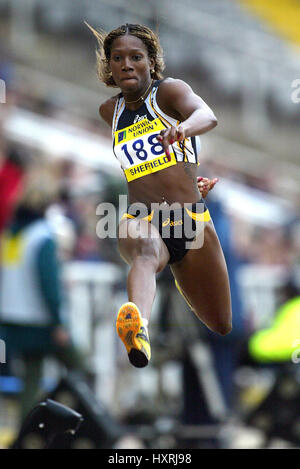 ASHIA HANSEN salto triplo Don Valley Stadium SHEFFIELD 30 Giugno 2002 Foto Stock