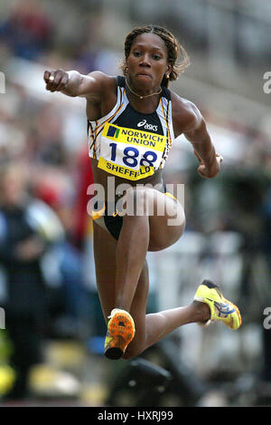 ASHIA HANSEN salto triplo Don Valley Stadium SHEFFIELD 30 Giugno 2002 Foto Stock