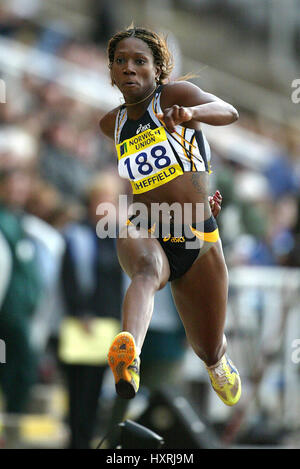 ASHIA HANSEN salto triplo Don Valley Stadium SHEFFIELD 30 Giugno 2002 Foto Stock