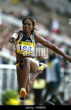 ASHIA HANSEN salto triplo Don Valley Stadium SHEFFIELD 30 Giugno 2002 Foto Stock