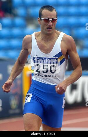 CHRIS RAWLINSON 400 metri ostacoli City of Manchester Stadium MANCHESTER 15 Giugno 2002 Foto Stock