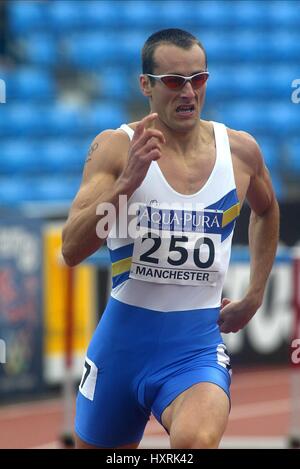 CHRIS RAWLINSON 400 metri ostacoli City of Manchester Stadium MANCHESTER 15 Giugno 2002 Foto Stock