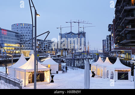 Fiera di Natale sulle terrazze del Magellan nella città portuale di Amburgo, Germania, Europa Weihnachtsmarkt auf den Magellan-Terrassen in der Hafencity v Foto Stock