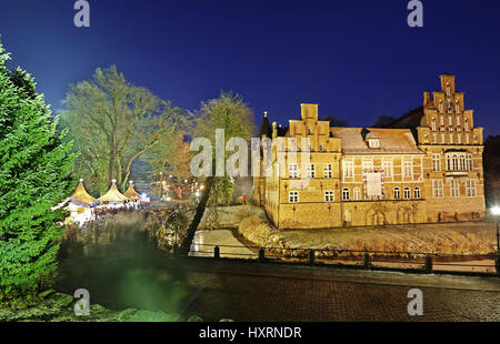 Fiera di natale e Bergedorfer castello nel villaggio di montagna, Amburgo, Germania, Weihnachtsmarkt und Bergedorfer Schloss in Bergedorf, Deutschland Foto Stock